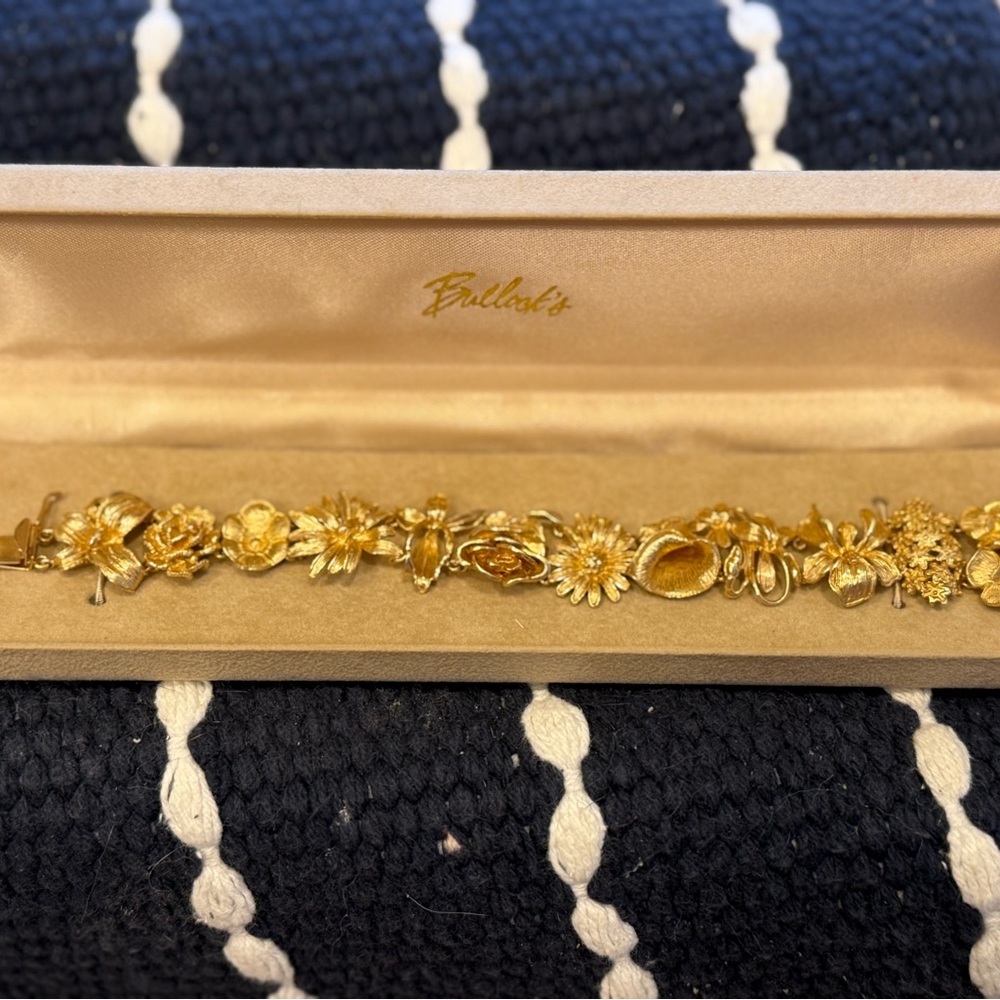 Elegant Gold Floral Bracelet - Picture 5 of 7